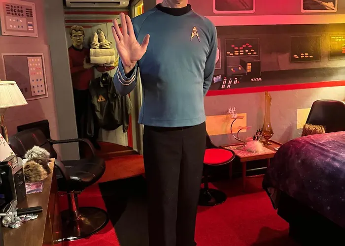 Star Trek - Uss Enterprise Room At The Itty Bitty Inn