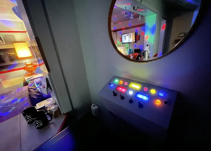 Star Trek - Uss Enterprise Room At The Itty Bitty Inn